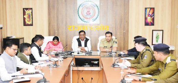 कानून व्यवस्था बनाए रखने फील्ड में दिखना चाहिए कार्य - कलेक्टर