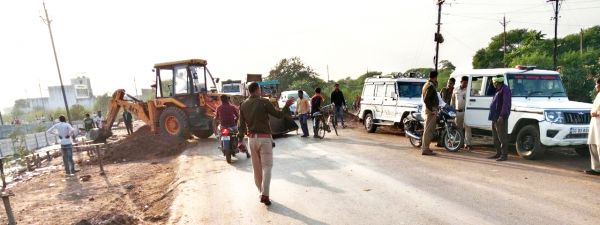 सरकार बदलते ही अवैध कब्जाधारियों पर चला बुलडोजर