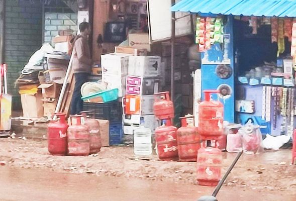 दुकानों से 97 घरेलू व कमर्शियल सिलेंडर जब्त