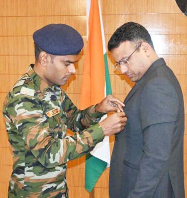 सशस्त्र झंडा दिवस पर कलेक्टर को लगाया बैज़