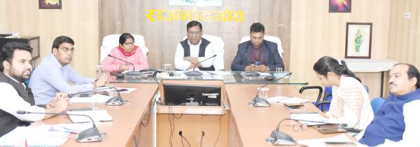 अधिक से अधिक लोगों तक शासन की योजनाएं पहुंचाने पर जोर
