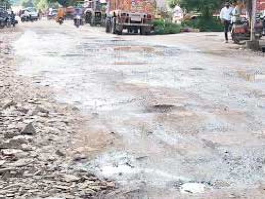  सरकारें बदल गई, नहीं बदली सडक़ की सूरत शहर का महत्वपूर्ण मार्ग आज भी है बदहाल