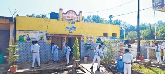 क्लीन टॉयलेट कैम्पेन के तहत सफाई अभियान चलाया