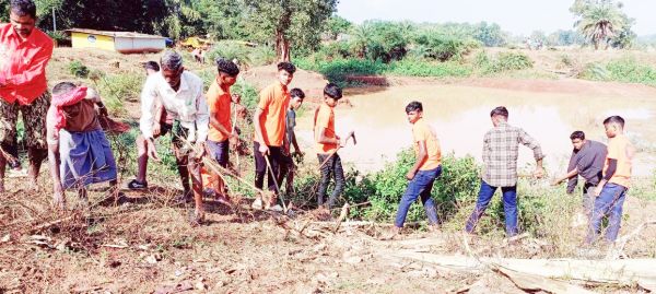 श्रमदान से युवा स्वयंसेवक बदल रहे गांव की तस्वीर