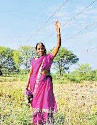 हाईटेंशन लाइन सिर के ऊपर, दुर्घटना को बुलावा, ग्रामीण पहुंचे शिकायत करने  