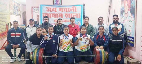 भारोत्तोलन में ज्ञानेश्वरी, एकता और रिमझिम को गोल्ड 
