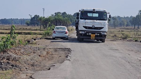 केशकाल-विश्रामपुरी मार्ग जर्जर होने के  साथ ही बड़े-बड़े गड्ढों में तब्दील