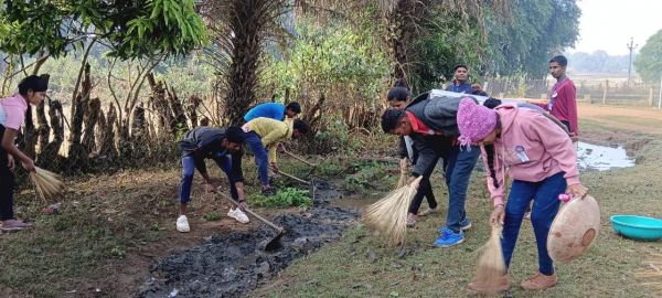 गुण्डाधुर महाविद्यालय के स्वयंसेवकों ने दिया ग्रामीणों को नशामुक्ति का संदेश -कन्नौजे