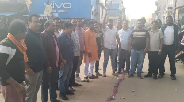आदिवासी मुख्यमंत्री मिलने पर भाजपाइयों  ने आतिशबाजी की, मिठाइयां बांटी