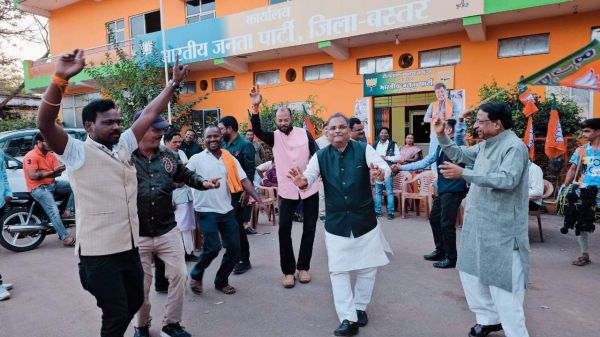 नये मुख्यमंत्री की घोषणा, मनाया जश्न, ढोल पर थिरके भाजपाई