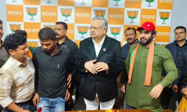 पूर्व सीएम रमन सिंह को  युवा मोर्चा ने दी बधाई