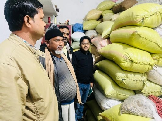 अवैध धान भंडारण, 2 घरों में छापा, 265 बोरी धान जब्त