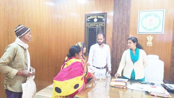 कलेक्टर ने नागरिकों से मुलाकात कर समस्या के निराकरण के लिए निर्देशित किया