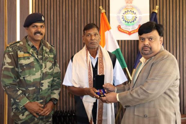 शहीद सब इंस्पेक्टर शर्मा को वीरता पुरस्कार
