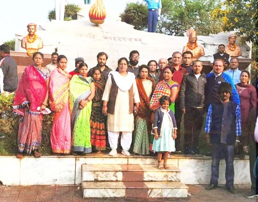 महापौर व जनप्रतिनिधियों ने  की गौरव स्थल की सफाई