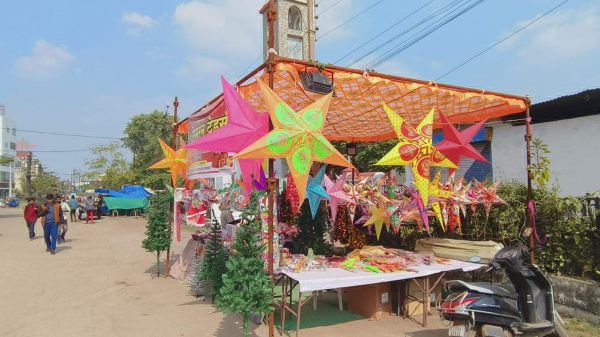 घरों में गाये जा रहे कैरोल गीत