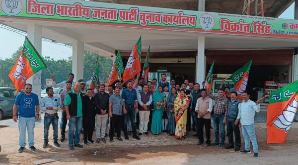 मुख्यमंत्री का नाम घोषणा होते ही भाजपा कार्यालय में आतिशबाजी