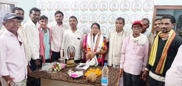 ग्रामीणों ने नव निर्वाचित विधायक को दी बधाई