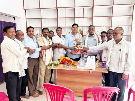 नवनिर्वाचित विधायक को बधाई देने पहुँचे लोग, ओंकार साहू ने जताया आभार