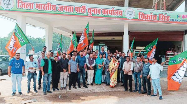 मुख्यमंत्री के नाम की घोषणा होते ही भाजपा कार्यालय में आतिशबाजी