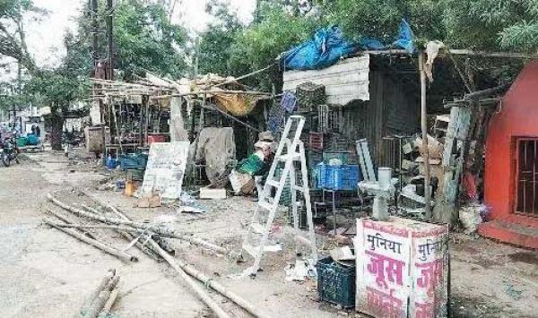 अल्टीमेटम मिलने के साथ समेटने लगे अपने-अपने टपरे