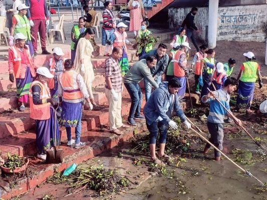 बांधा तालाब में सफाई अभियान चलाया 