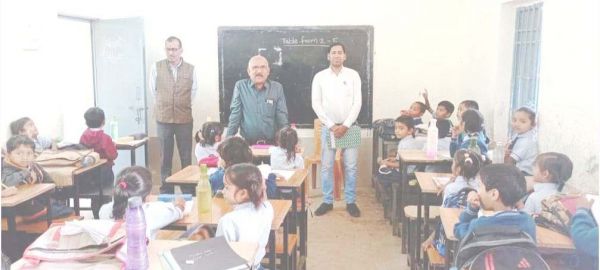 स्कूलों में 3 बजे लग जाता है ताला, डीईओ पहुँचे तब ग्रामीणों ने की शिकायत 