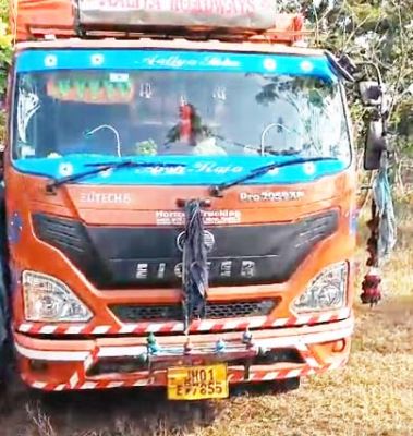 तिरपाल ढके वाहन के अंदर मवेशियों की तस्करी