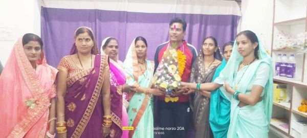 ग्रामीणों ने नवनिर्वाचित विधायक ओंकार साहू को दी बधाई