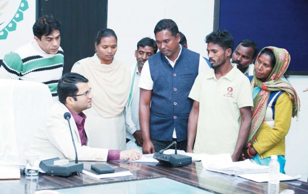 जनदर्शन में प्राप्त सभी आवेदनों का प्राथमिकता से करें निराकरण