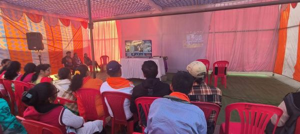 बस स्टैंड में सीएम के शपथ ग्रहण समारोह का सीधा प्रसारण