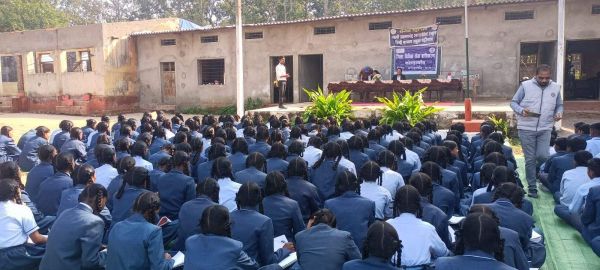 स्कूली बच्चों को दी कानूनी जानकारी
