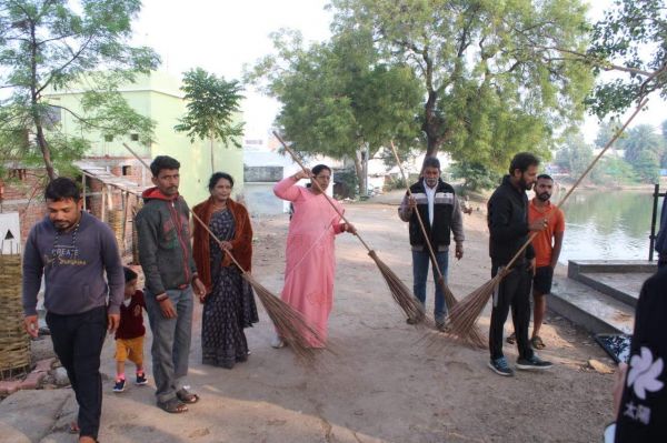 स्वच्छता अभियान : चिखली तालाब के पास सफाई