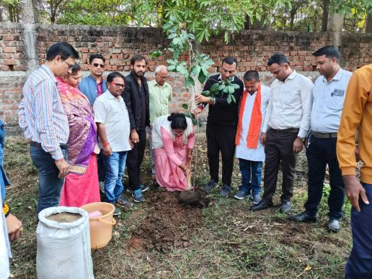 महापौर-निगम पदाधिकारियों  ने पार्क में लगाए सौ पौधे