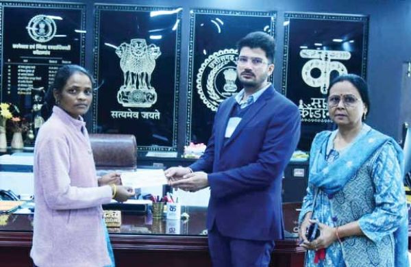 चुनाव ड्यूटी से लौटते हादसे में मौत, परिजनों को अनुग्रह प्रतिकर राशि का भुगतान