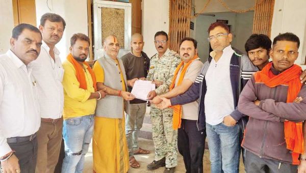 ईसाई समाज की शोभायात्रा में धार्मिक पम्पलेट व ग्रंथ बांटे