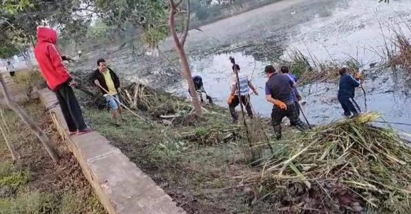 बांधा तालाब की सफाई करने जुटे सहयोग संस्था के सदस्य  