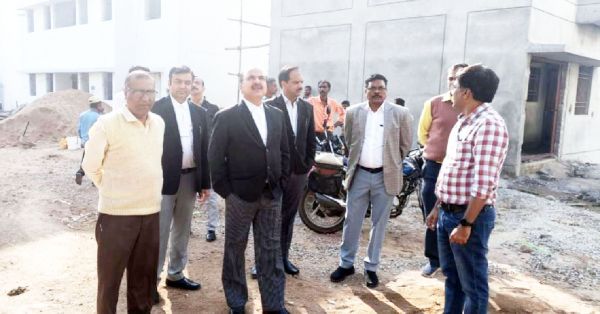 जिला एवं सत्र न्यायाधीश ने निर्माणाधीन आवास गृह का किया निरीक्षण