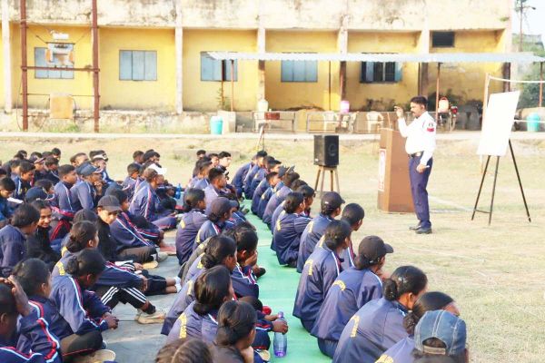 यातायात पुलिस ने एनसीसी कैडेट्स  को बताए ट्रैफिक नियम