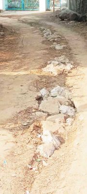 पाइप लाइन बिछाने खोदा गड्ढा, बनी मुसीबत