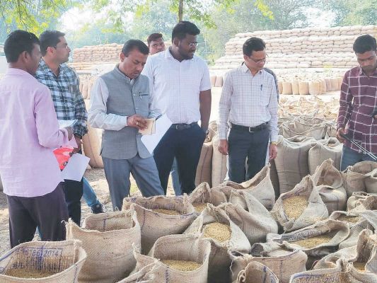 अपर कलेक्टर ने धान खरीदी केंद्र, तहसील कार्यालय, स्कूल का किया निरीक्षण