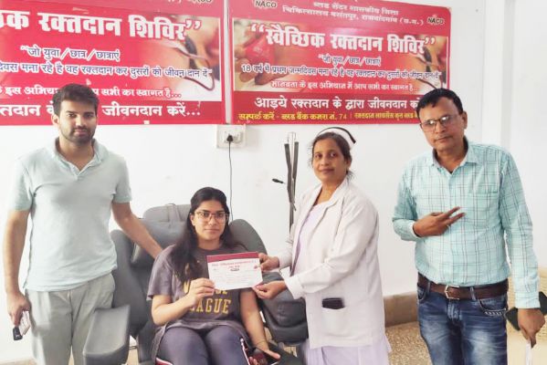 अलख जगाने भाई-बहन ने किया रक्तदान