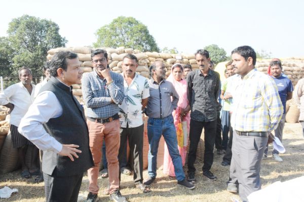 संभागायुक्त ने किया धान उपार्जन केंद्र खटोला, कोटगढ़ और जावलपुर का निरीक्षण