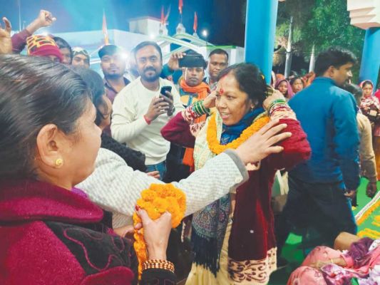 सीएम की पत्नी पहुंचीं गृह ग्राम बगिया, ग्रामीणों ने किया स्वागत