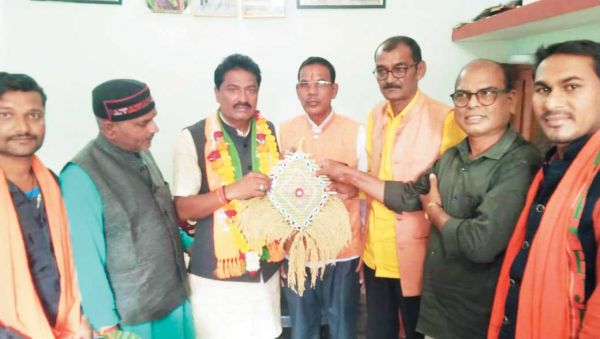 धान की बालियों से बने झालर से विधायक का सम्मान