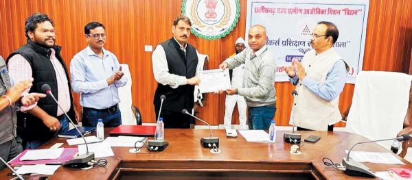 उत्कृष्ट कार्य के लिए चयनित बैंकर्स को कलेक्टर ने किया सम्मानित