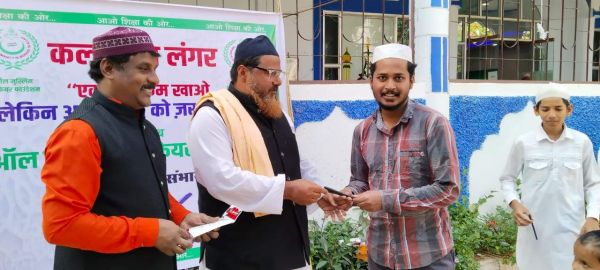 कलम का लंगर का आयोजन, बच्चों को बांटी कलम