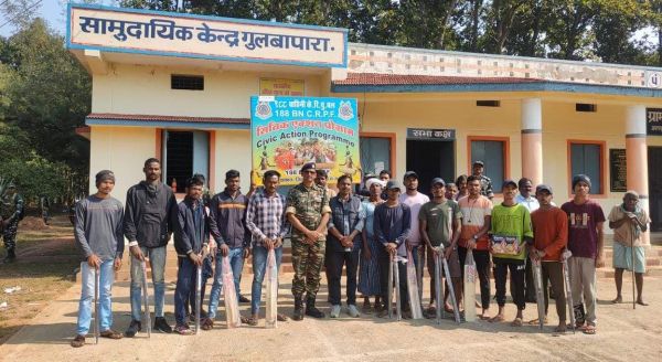 सीआरपीएफ के जवानों ने ग्रामीण युवाओं को दैनिक उपयोगी सामान बांटे