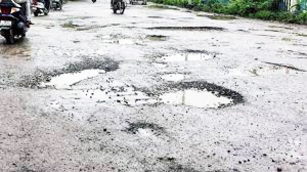 पाइपलाइन के लिए खोदे गड्ढों को भरने  में कोताही, हादसों को न्यौता