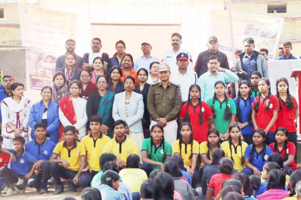 महापल्ली स्कूल के छात्रों को सुरक्षित यातायात के दिये टिप्स